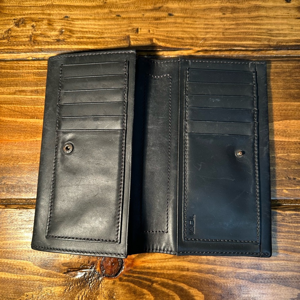 Tumi leather wallet - Picture 8 of 9